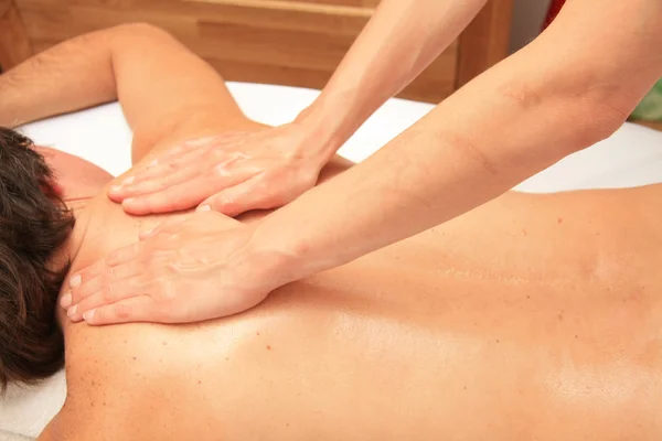 Massage av manliga tillbaka — Stockfoto