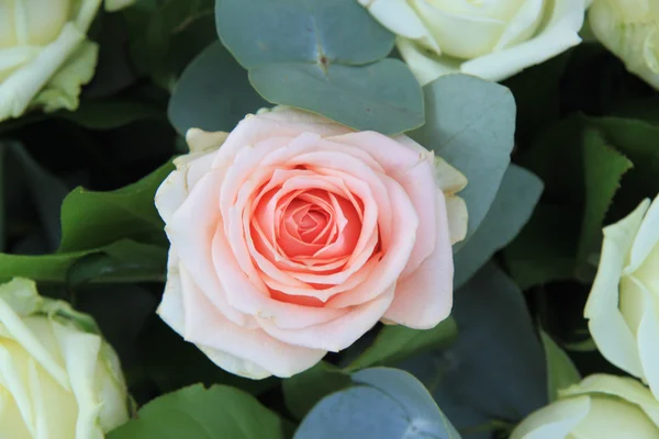 フラワーアレンジメントの 1 つのピンクのバラ — ストック写真