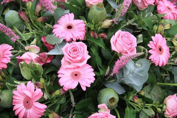 Смешанная розовая цветочная композиция — стоковое фото