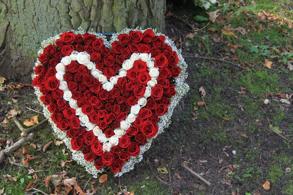 Hearth shaped sympathy floral arrangement — Stock Photo, Image