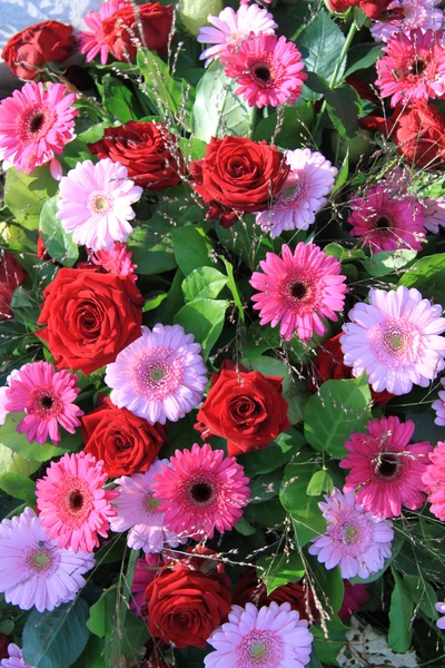 Κόκκινο τριαντάφυλλο και ροζ ζέρμπερες λουλούδι ρύθμιση — Φωτογραφία Αρχείου