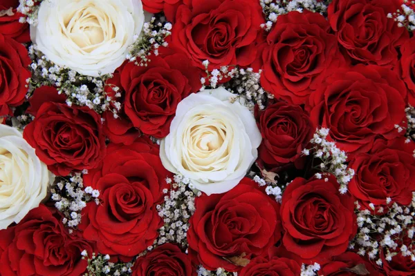 Red and white roses in a valentine's bouquet — Stock Photo, Image