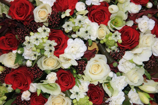 Rote und weiße Blumenschmuck — Stockfoto