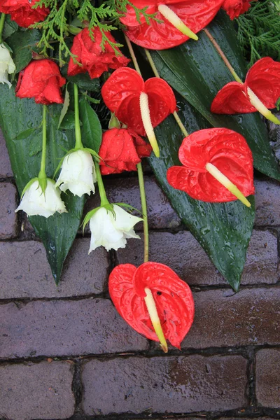 Κόκκινο και λευκό συμπάθεια ρύθμιση λουλουδιών στο πεζοδρόμιο — Φωτογραφία Αρχείου