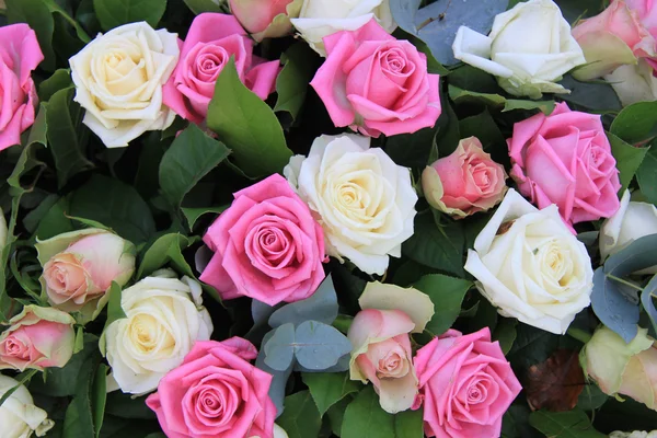 Arranjo floral com rosas em branco e rosa — Fotografia de Stock