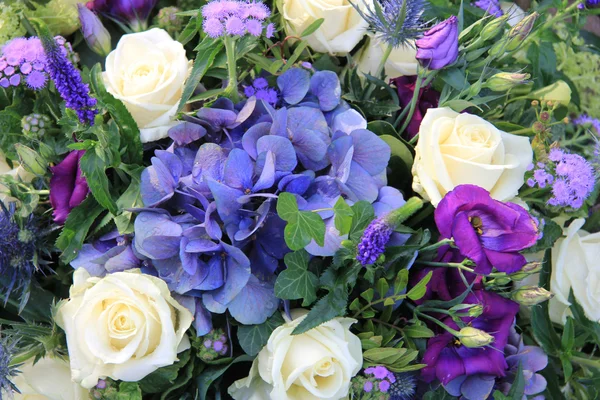 Aranžování květin s modré hortenzie, bílé růže a ivy — Stock fotografie