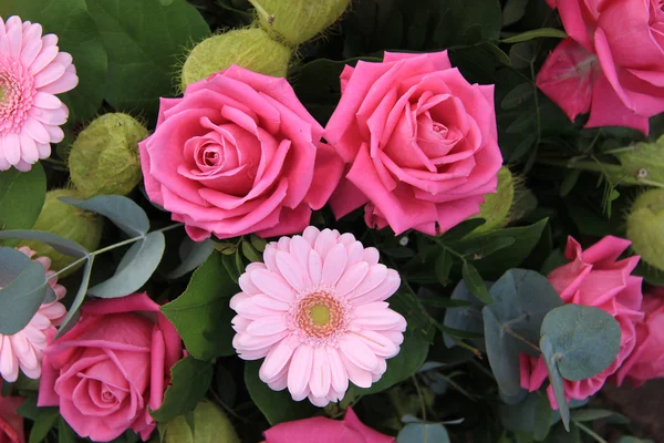 Roze rozen en gerbera's in bloemstuk — Stockfoto