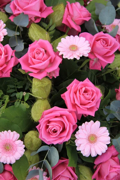 Ανθοσύνθεση με ροζ τριαντάφυλλα και ζέρμπερες — Φωτογραφία Αρχείου