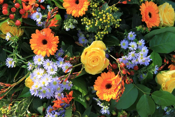 Μικτή λουλούδι ρύθμιση σε κίτρινο και πορτοκαλί — Φωτογραφία Αρχείου