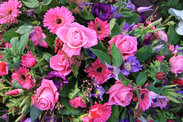 粉色和紫色混合的插花 — 图库照片