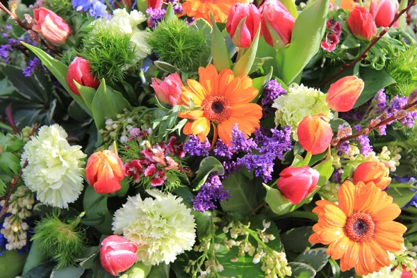 Gemischter Blumenschmuck in hellen Farben — Stockfoto