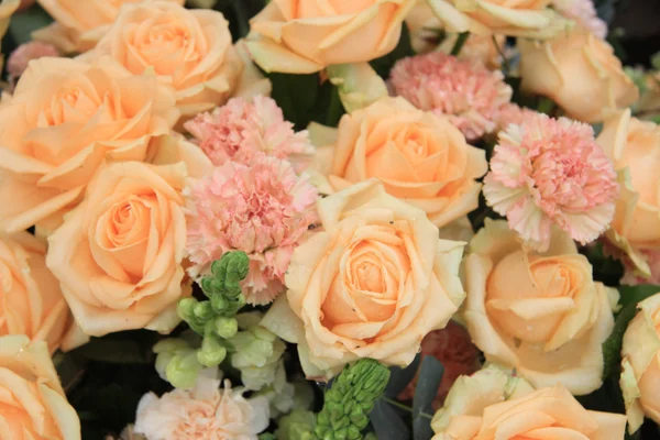 Mjuk orange rosor och nejlikorměkká oranžová růže a karafiáty — Stockfoto