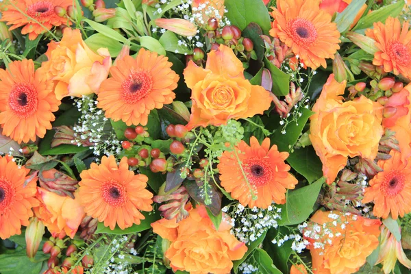 Μικτή πορτοκαλί λουλούδι ρύθμιση — Φωτογραφία Αρχείου