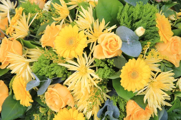 Смешанная желтая цветочная композиция — стоковое фото
