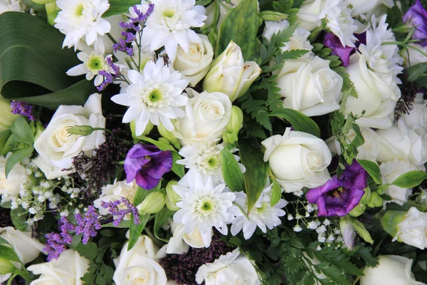 Arranjo floral branco misto — Fotografia de Stock