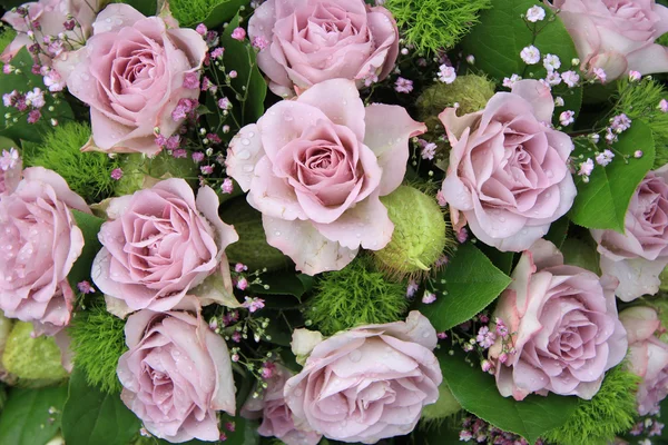 Свадебный букет с сиреневыми розами — стоковое фото