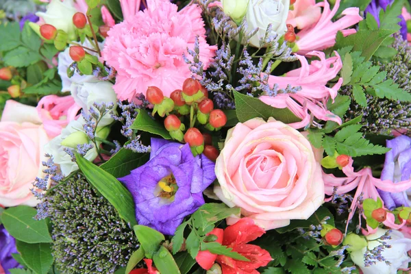 Arrangement floral mixte rose et violet — Photo
