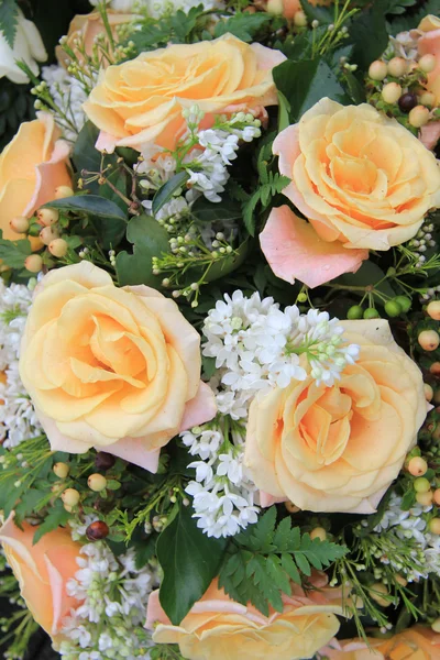 Zachte Oranje Rozen in bloemstuk — Stockfoto