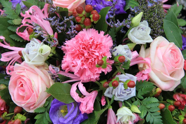 粉色和蓝色的混合的花排列 — 图库照片