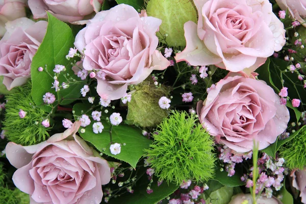 丁香玫瑰和在新娘花束紫色满天星 — 图库照片