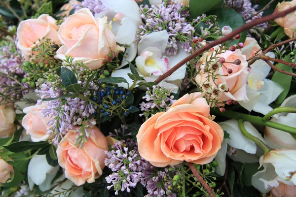 Smíšené aranžování květin s růžemi a orchideje — Stock fotografie
