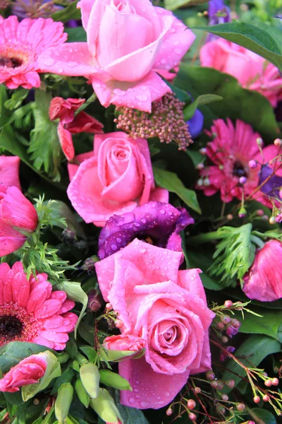 Pembe çiçekler çiçek aranjmanı — Stok fotoğraf