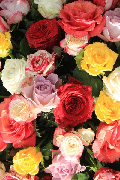 Ramo de rosas mixtas en colores brillantes — Foto de Stock