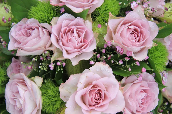 Buquê de noiva com rosas lilás — Fotografia de Stock