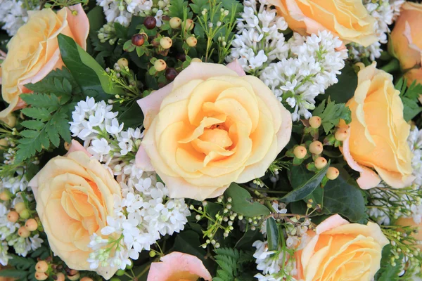 Rosa de laranja macia e siringa em arranjo de flores — Fotografia de Stock