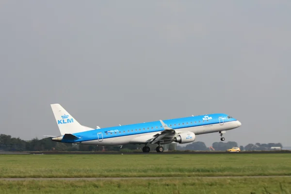 2011 年 9 月 3 日，阿姆斯特丹史基浦机场 embraer erj-190- — 图库照片