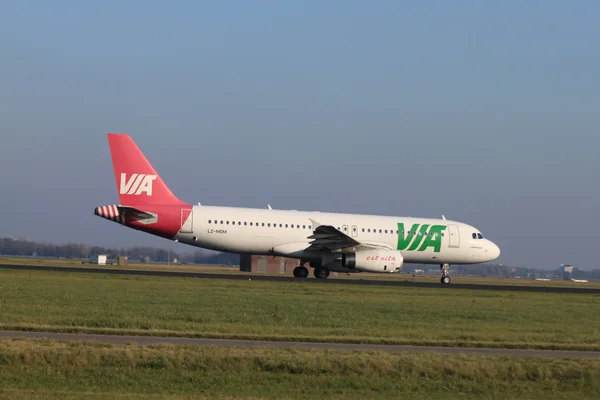 22 de outubro de 2011, Amsterdam Schiphol Airport LZ-MDM - Air Via — Fotografia de Stock