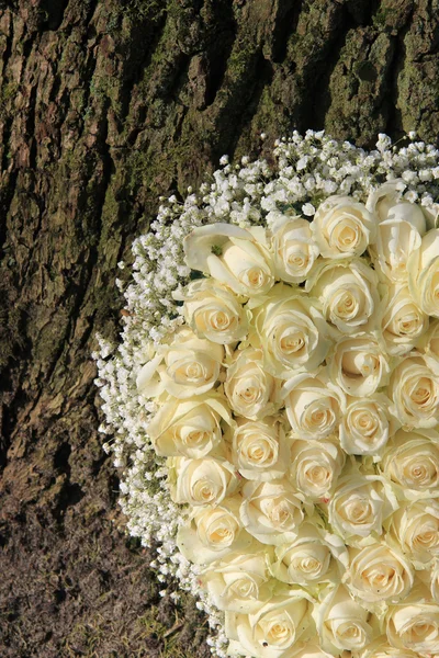 Detail of white floral arramgement near a tree — Stock Photo, Image