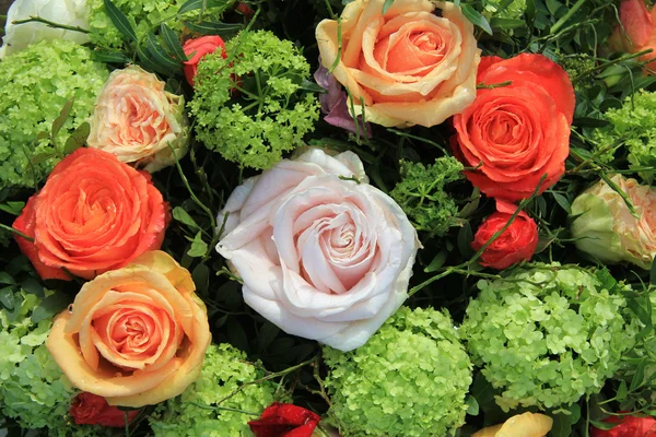 Arrangement floral mixte en rose, vert jaune et orange — Photo