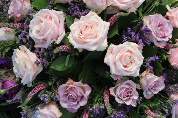 Mixed arrangement with big roses — Stockfoto
