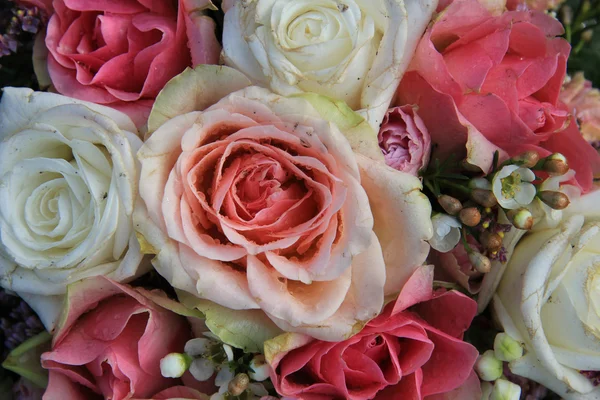 Flores nupciais em rosa e branco — Fotografia de Stock