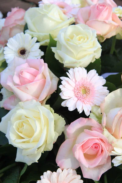 Arranjo de flores branco e rosa — Fotografia de Stock