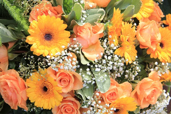 Żółty i pomarańczowy gerbera i róże — Zdjęcie stockowe