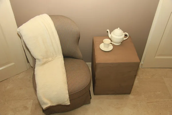 Εσωτερική διακόσμηση: κλασική καρέκλα και αξεσουάρ — Φωτογραφία Αρχείου