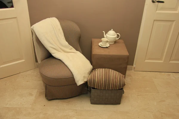 Дизайн интерьера: классическое кресло и аксессуары в белом — стоковое фото