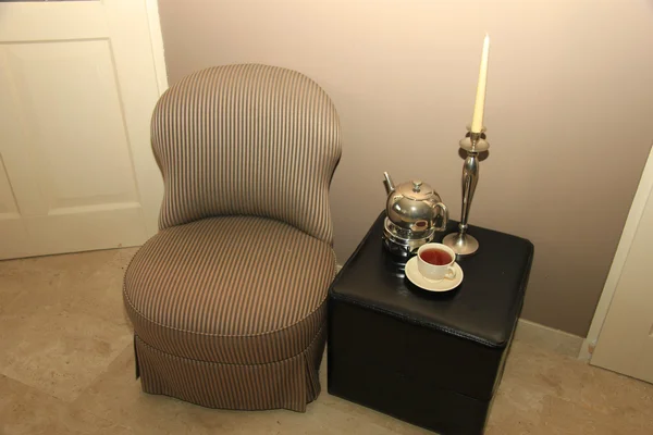 Дизайн интерьера: классический стул и аксессуары из серебра — стоковое фото