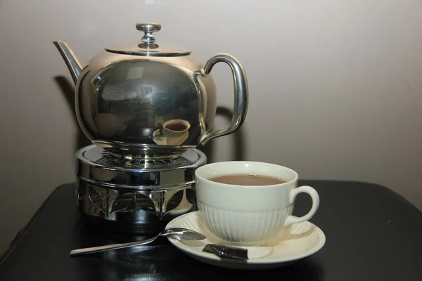 Дизайн интерьера: классический серебряный чайник и чашка в натюрморте — стоковое фото