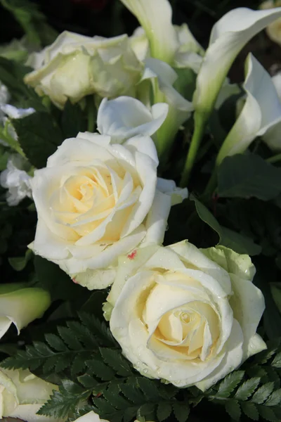Rosas blancas en un arreglo floral — Foto de Stock