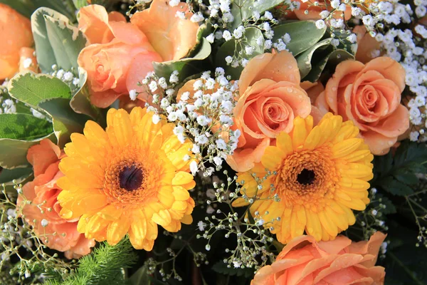 Gérbera e rosas amarelas e laranja — Fotografia de Stock