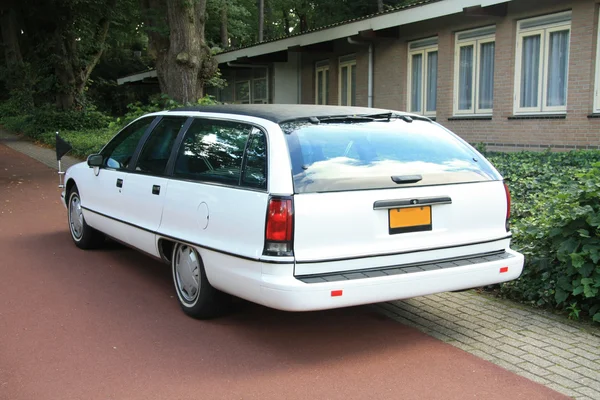 Beyaz cenaze arabası — Stok fotoğraf