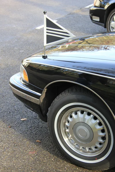 Detalhe dianteiro de um carro funerário preto — Fotografia de Stock