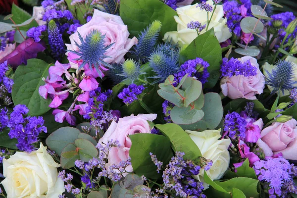 Floral arrangement in blue and purple — Stock Photo, Image