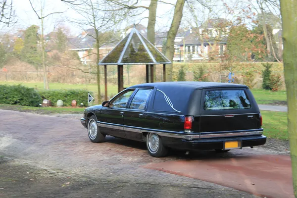 O carro funerário em um cemitério — Fotografia de Stock