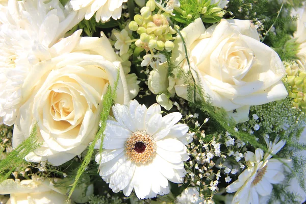 Arranjo floral branco ao sol — Fotografia de Stock