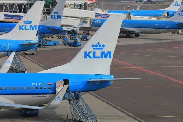 Março, 24th Amsterdam Schiphol Aeroporto aviões no portão, plataforma — Fotografia de Stock