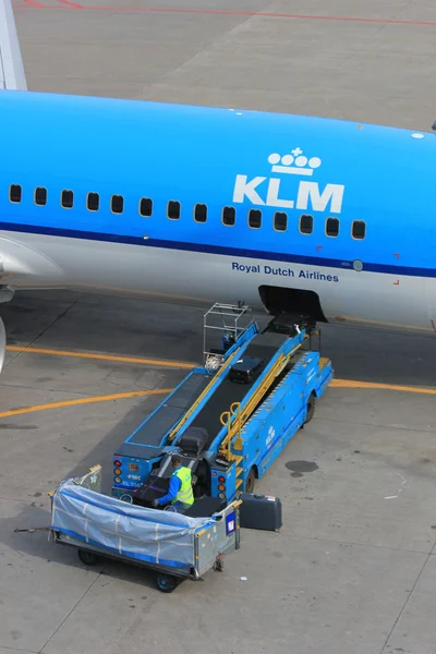 24 de marzo Amsterdam Schiphol Aeropuerto cargando el equipaje en el aire — Foto de Stock